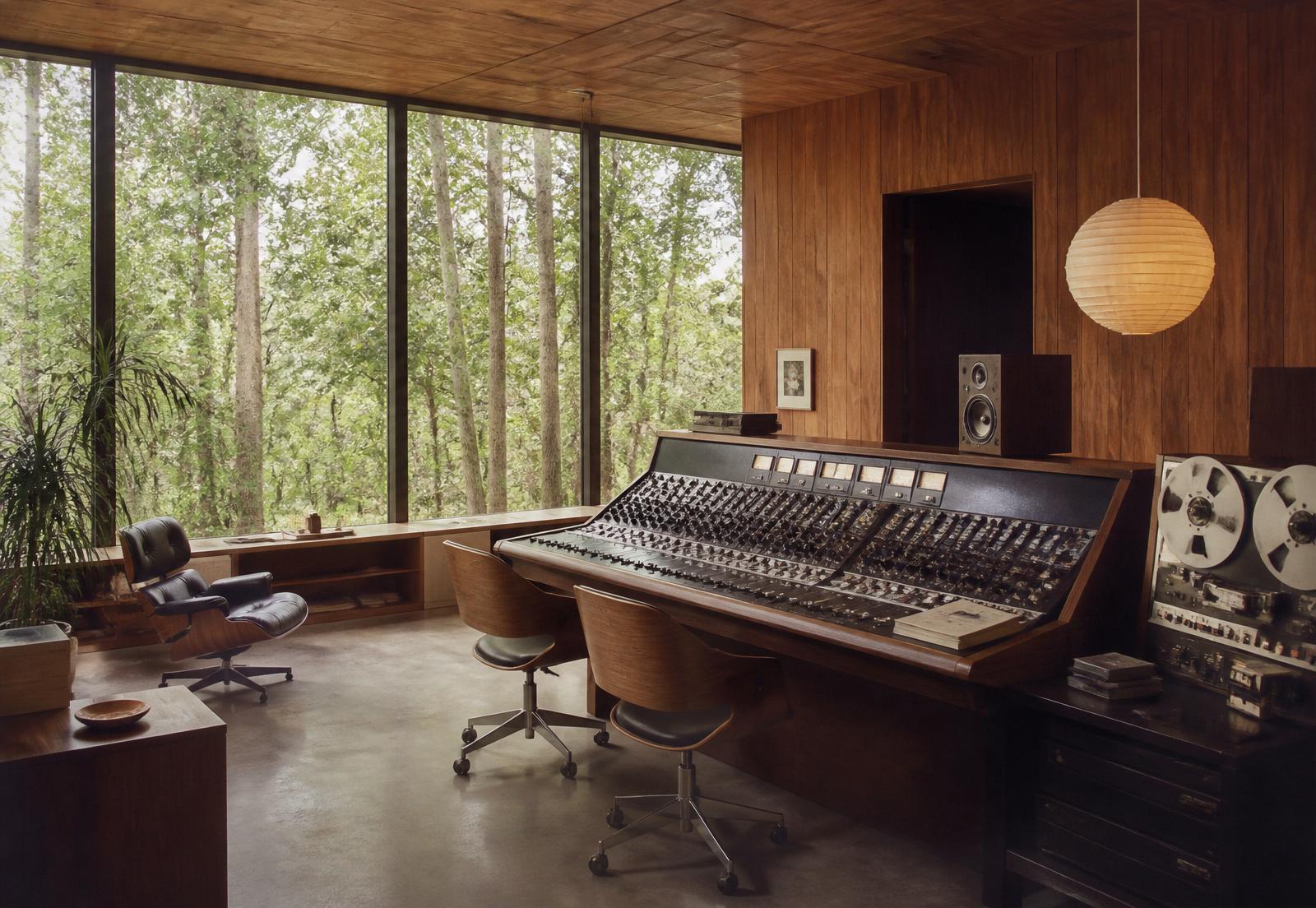 Regieraum von Heartbeat mit Konsole und Waldblick